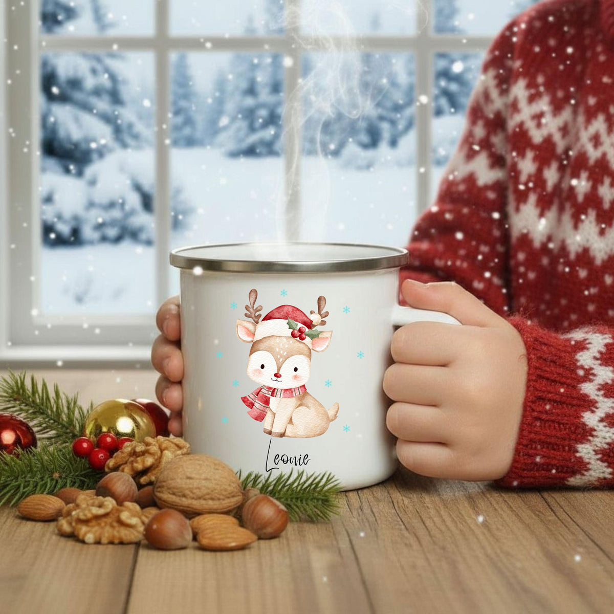 Emaille Kindertasse Weihnachten personalisiert mit Reh Motiv und Wunschnamen. Die winterliche Tasse zeigt ein niedliches Rentier mit rotem Schal und Weihnachtsmütze, umgeben von Schneeflocken – perfekt als Weihnachtsgeschenk für Kinder. Der Name macht die Tasse einzigartig und sorgt für festliche Stimmung. Ideal für Kakao, Tee oder Milch in der Winterzeit. Robuste, bruchsichere Emaille – ein liebevolles, langlebiges Geschenk für Jungen und Mädchen zu Weihnachten oder als Adventsüberraschung.