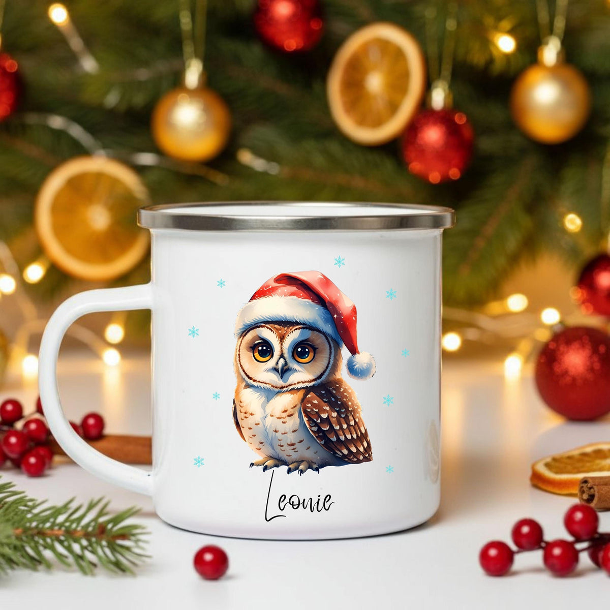 Emaille Kindertasse Weihnachten personalisiert mit niedlichem Eulenmotiv. Die winterliche Tasse zeigt eine süße Eule mit Weihnachtsmütze – liebevoll gestaltet und perfekt für Kinder. Dank Personalisierung mit Namen wird sie zum besonderen Weihnachtsgeschenk für Jungen und Mädchen. Ideal für Kakao, Tee oder Milch in der Winterzeit. Die Emaille-Tasse eignet sich perfekt als festliches Geschenk im Advent, Nikolaus oder unter dem Weihnachtsbaum. Ein persönliches Winterhighlight für Kinder