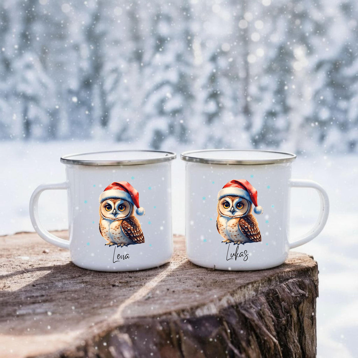 Emaille Kindertasse Weihnachten personalisiert mit niedlichem Eulenmotiv. Die winterliche Tasse zeigt eine süße Eule mit Weihnachtsmütze – liebevoll gestaltet und perfekt für Kinder. Dank Personalisierung mit Namen wird sie zum besonderen Weihnachtsgeschenk für Jungen und Mädchen. Ideal für Kakao, Tee oder Milch in der Winterzeit. Die Emaille-Tasse eignet sich perfekt als festliches Geschenk im Advent, Nikolaus oder unter dem Weihnachtsbaum. Ein persönliches Winterhighlight für Kinder