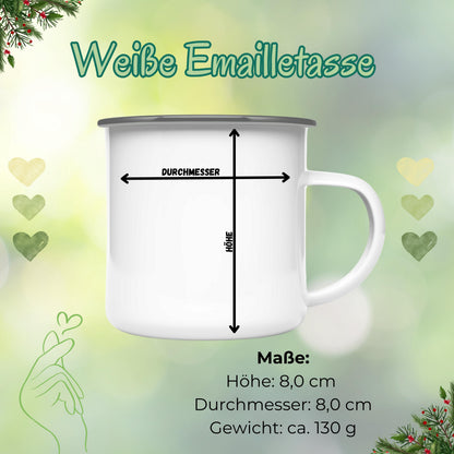 Emailletasse für Kinder zu Weihnachten mit Bären-Motiv und Namen personalisierbar. Die Kindertasse zeigt einen Bären mit Weihnachtsmütze, umgeben von blauen Schneeflocken. Ideal als individuelles Geschenk für Kinder im Advent oder zu Weihnachten. Die Emaille-Tasse ist besonders leicht, robust und perfekt für heiße Getränke wie Kakao, Tee oder Milch. Ein liebevolles Weihnachtsgeschenk mit Namenspersonalisierung für kleine Jungen oder Mädchen – für bärenstarke Wintermomente mit Herz.