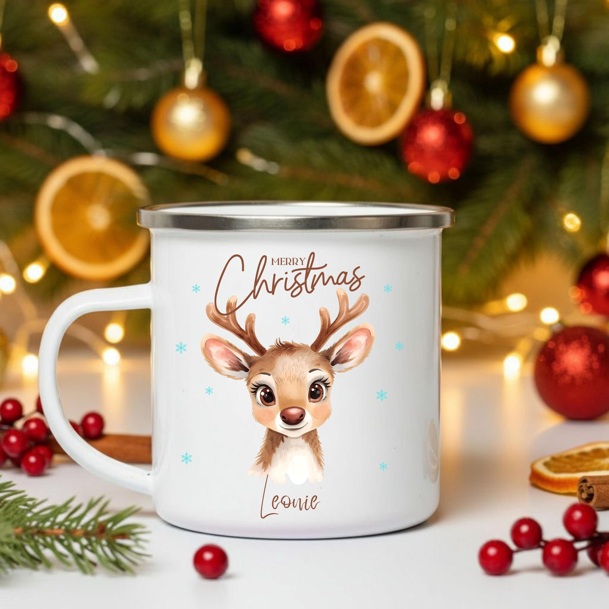 Personalisierte Emailletasse für Kinder mit winterlichem Reh‑Motiv und Namen. Die Kindertasse zeigt ein Rehkitz mit Weihnachtsmütze, umgeben von Schneeflocken. Ideal als Weihnachtsgeschenk für Mädchen oder Jungen und perfekte Ergänzung für Adventskalender, Nikolaus oder den Frühstückstisch. Diese robuste Emaille‑Tasse mit Wunschname ist leicht für Kinderhände und macht jeden Kakao‑ oder Teemoment zu einem kleinen Fest. Weihnachtsgeschenk Kind Emailletasse Personalisierte Kindertasse Weihnachten