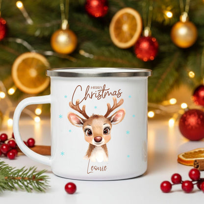 Personalisierte Emailletasse für Kinder mit winterlichem Reh‑Motiv und Namen. Die Kindertasse zeigt ein Rehkitz mit Weihnachtsmütze, umgeben von Schneeflocken. Ideal als Weihnachtsgeschenk für Mädchen oder Jungen und perfekte Ergänzung für Adventskalender, Nikolaus oder den Frühstückstisch. Diese robuste Emaille‑Tasse mit Wunschname ist leicht für Kinderhände und macht jeden Kakao‑ oder Teemoment zu einem kleinen Fest. Weihnachtsgeschenk Kind Emailletasse Personalisierte Kindertasse Weihnachten