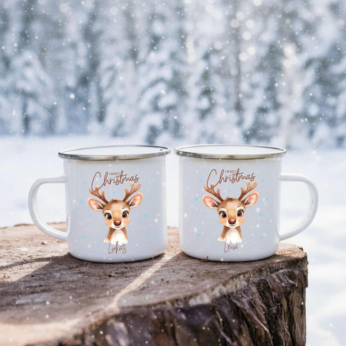 Personalisierte Emailletasse für Kinder mit winterlichem Reh‑Motiv und Namen. Die Kindertasse zeigt ein Rehkitz mit Weihnachtsmütze, umgeben von Schneeflocken. Ideal als Weihnachtsgeschenk für Mädchen oder Jungen und perfekte Ergänzung für Adventskalender, Nikolaus oder den Frühstückstisch. Diese robuste Emaille‑Tasse mit Wunschname ist leicht für Kinderhände und macht jeden Kakao‑ oder Teemoment zu einem kleinen Fest. Weihnachtsgeschenk Kind Emailletasse Personalisierte Kindertasse Weihnachten