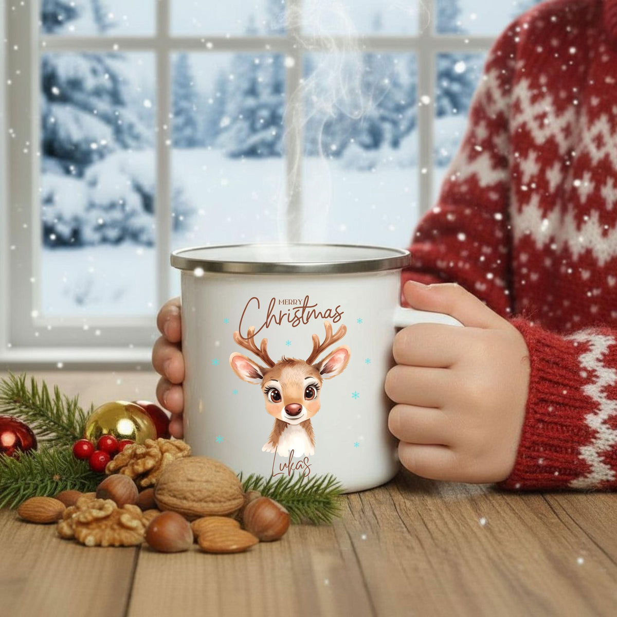 Personalisierte Emailletasse für Kinder mit winterlichem Reh‑Motiv und Namen. Die Kindertasse zeigt ein Rehkitz mit Weihnachtsmütze, umgeben von Schneeflocken. Ideal als Weihnachtsgeschenk für Mädchen oder Jungen und perfekte Ergänzung für Adventskalender, Nikolaus oder den Frühstückstisch. Diese robuste Emaille‑Tasse mit Wunschname ist leicht für Kinderhände und macht jeden Kakao‑ oder Teemoment zu einem kleinen Fest. Weihnachtsgeschenk Kind Emailletasse Personalisierte Kindertasse Weihnachten