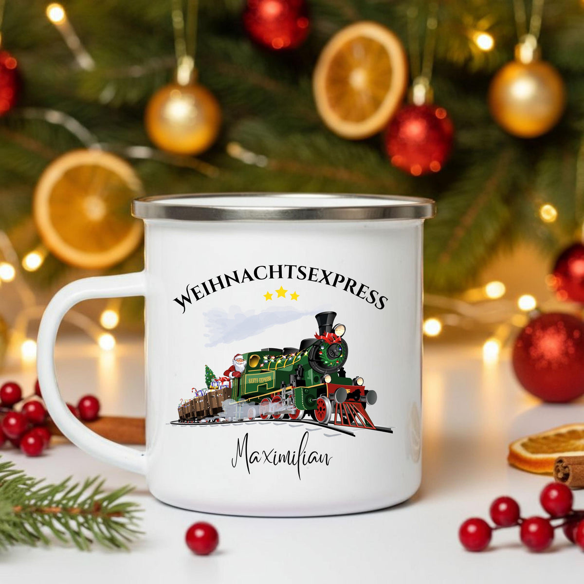 Personalisierte Kindertasse Weihnachten aus Emaille mit Weihnachtszug, Eisenbahn, Weihnachtsmann, Geschenk, Schneelandschaft und Name. Emailletasse personalisiert für Kinder, perfekt als Nikolausgeschenk, Wichtelgeschenk oder Geschenkidee für Weihnachten. Weihnachtsbecher Eisenbahn Motiv, Tasse mit Namen für Jungen und Mädchen. Ideal als Kinderbecher Weihnachten, langlebig, robust und leicht. Weihnachtsbecher mit Namen für Adventskalender oder Heiligabend. Emailletasse Weihnachtszug mit Namen