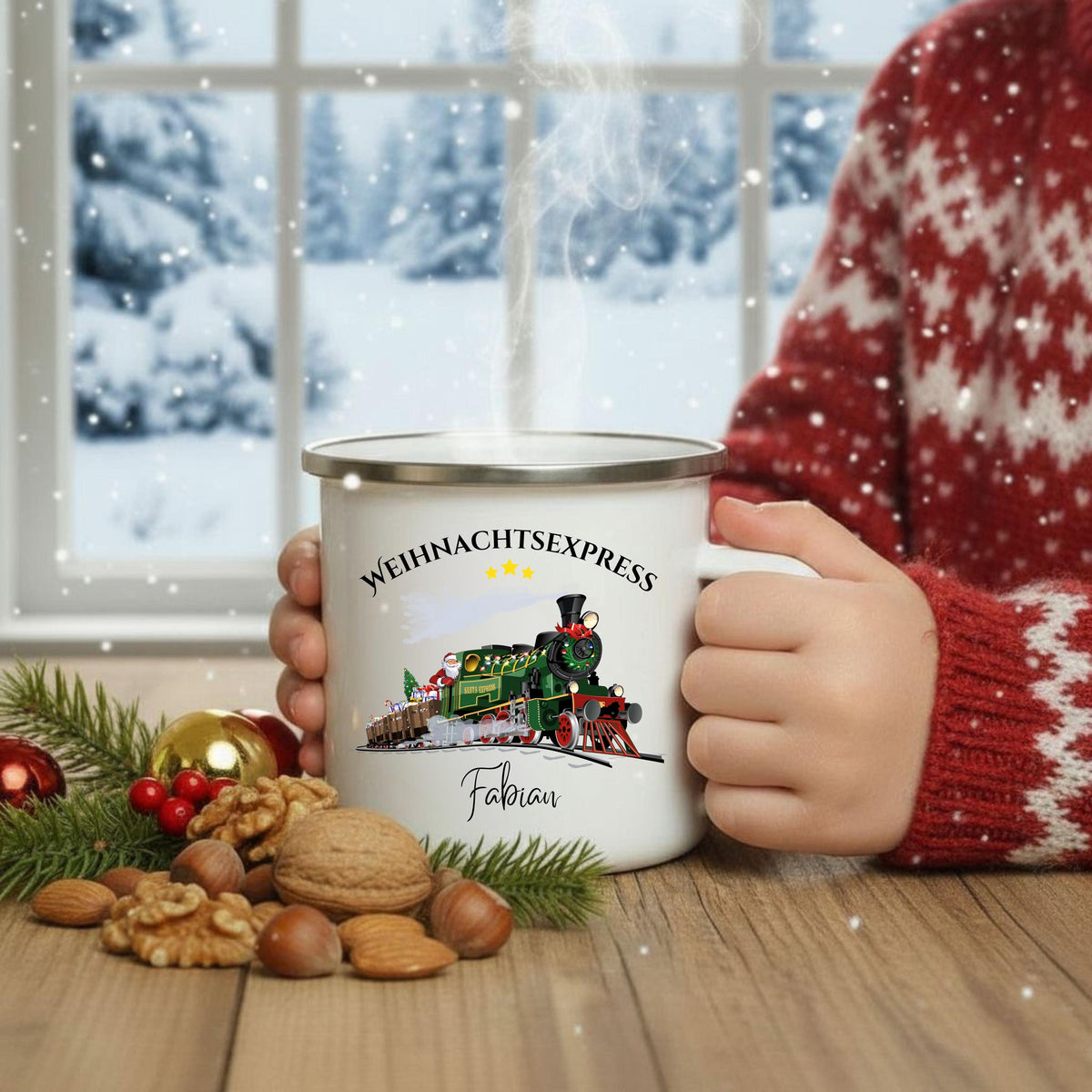 Personalisierte Kindertasse Weihnachten aus Emaille mit Weihnachtszug, Eisenbahn, Weihnachtsmann, Geschenk, Schneelandschaft und Name. Emailletasse personalisiert für Kinder, perfekt als Nikolausgeschenk, Wichtelgeschenk oder Geschenkidee für Weihnachten. Weihnachtsbecher Eisenbahn Motiv, Tasse mit Namen für Jungen und Mädchen. Ideal als Kinderbecher Weihnachten, langlebig, robust und leicht. Weihnachtsbecher mit Namen für Adventskalender oder Heiligabend. Emailletasse Weihnachtszug mit Namen