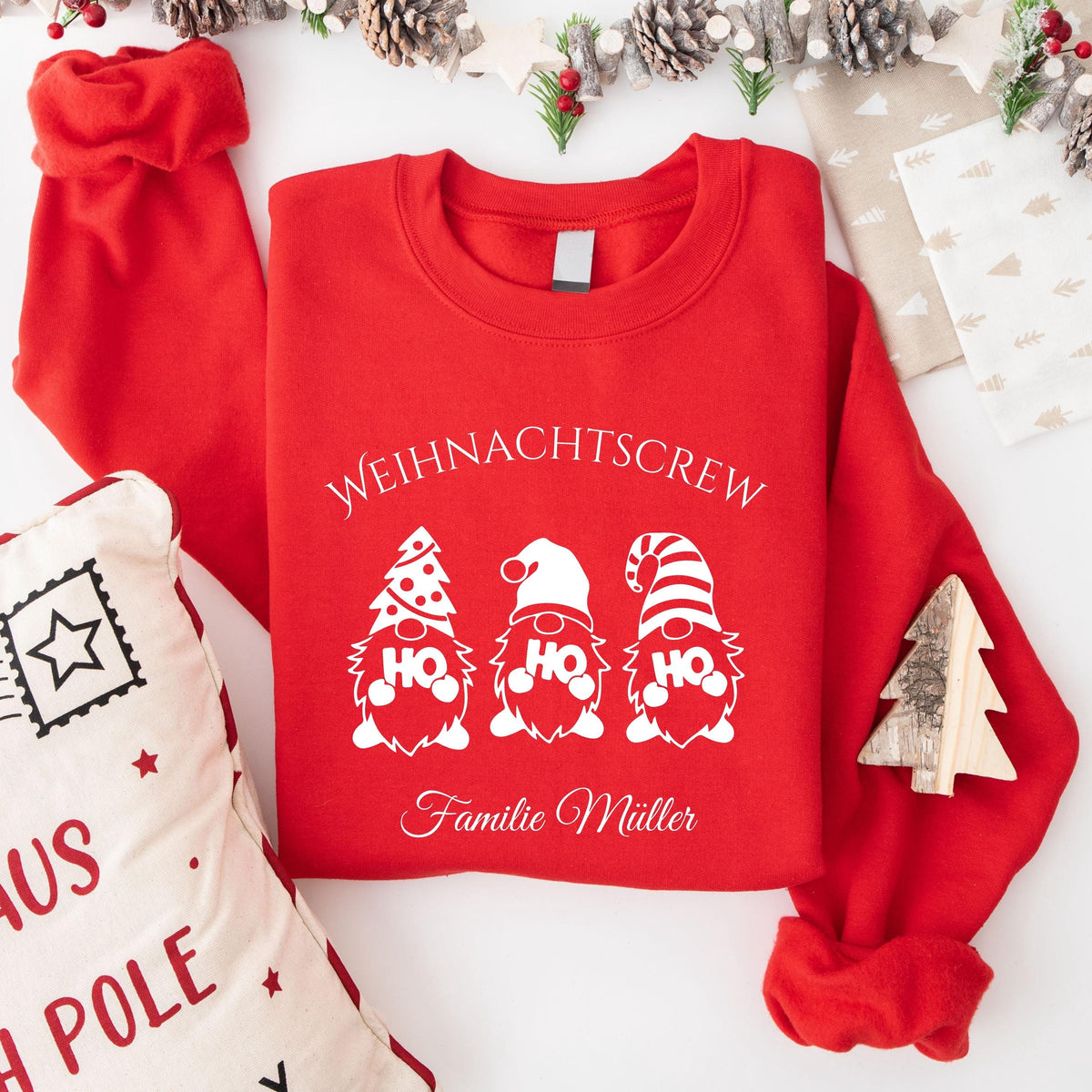 Personalisierter Weihnachtspullover Familie mit Wichtelmotiv und Schriftzug „Weihnachtscrew“. Festlicher Familienlook für Kinder, Babys, Mama & Papa – perfekt für Familienfotos, Heiligabend oder entspannte Feiertage. Das detailverliebte Wichteldesign sorgt für Zusammenhalt und Weihnachtsfreude. Ob als Familienoutfit oder Geschenkidee – dieser Weihnachtspullover bringt Weihnachtszauber und ein Lächeln auf jedes Festtagsfoto.