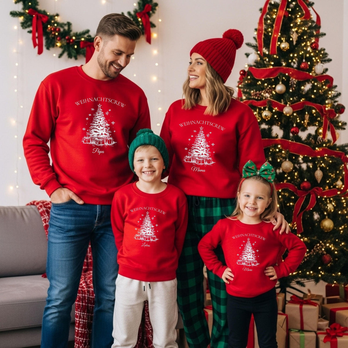 Personalisierter Weihnachtspullover Familie mit Tannenbaum-Motiv – festliches Familienoutfit zu Weihnachten. Der rote Christmas Sweater „Weihnachtscrew“ ist personalisierbar mit Namen und perfekt für Partnerlook mit Eltern, Kindern, Babys. Ideal für Familienfotos, Weihnachtsmorgen, Geschenkideen. Pullover mit Weihnachtsbaum, Geschenken und Schneeflocken, hochwertig bedruckt. Familienlook Weihnachten personalisiert, ideal als Geschwister Outfit oder Weihnachtsoutfit für Mama, Papa, Kids und mehr.