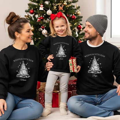 Personalisierter Weihnachtspullover Familie mit Tannenbaum-Motiv – festliches Familienoutfit zu Weihnachten. Der rote Christmas Sweater „Weihnachtscrew“ ist personalisierbar mit Namen und perfekt für Partnerlook mit Eltern, Kindern, Babys. Ideal für Familienfotos, Weihnachtsmorgen, Geschenkideen. Pullover mit Weihnachtsbaum, Geschenken und Schneeflocken, hochwertig bedruckt. Familienlook Weihnachten personalisiert, ideal als Geschwister Outfit oder Weihnachtsoutfit für Mama, Papa, Kids und mehr.