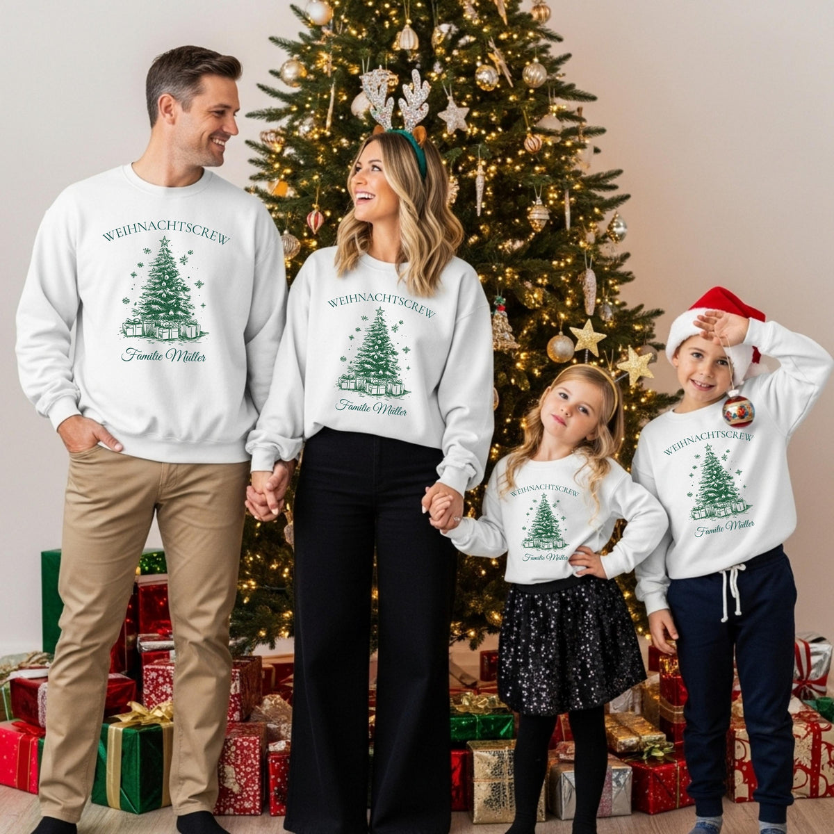Personalisierter Weihnachtspullover Familie mit Tannenbaum-Motiv – festliches Familienoutfit zu Weihnachten. Der rote Christmas Sweater „Weihnachtscrew“ ist personalisierbar mit Namen und perfekt für Partnerlook mit Eltern, Kindern, Babys. Ideal für Familienfotos, Weihnachtsmorgen, Geschenkideen. Pullover mit Weihnachtsbaum, Geschenken und Schneeflocken, hochwertig bedruckt. Familienlook Weihnachten personalisiert, ideal als Geschwister Outfit oder Weihnachtsoutfit für Mama, Papa, Kids und mehr.