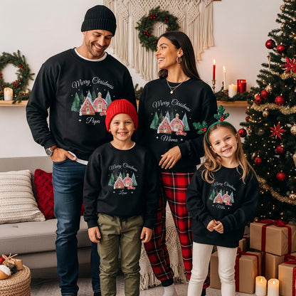 Personalisierter Weihnachtspullover Familie mit verschneitem Weihnachtsdorf, roten Häusern, Tannenwald und nostalgischem Truck – festliches Design mit „Merry Christmas“-Schriftzug. Familienoutfit Weihnachten für Eltern, Kinder & Babys im Partnerlook. Ideal als personalisiertes Weihnachtsgeschenk, Geschwister-Outfit, für Heiligabend, Familienfotos oder als Matching Look. Hochwertig bedruckt, kuschelig und mit Namen individualisierbar – für unvergessliche Weihnachtsmomente.