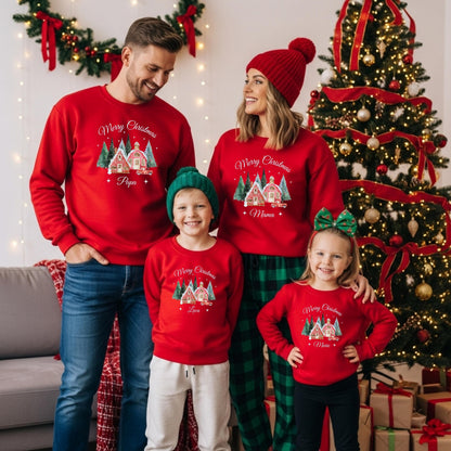 Personalisierter Weihnachtspullover Familie mit verschneitem Weihnachtsdorf, roten Häusern, Tannenwald und nostalgischem Truck – festliches Design mit „Merry Christmas“-Schriftzug. Familienoutfit Weihnachten für Eltern, Kinder & Babys im Partnerlook. Ideal als personalisiertes Weihnachtsgeschenk, Geschwister-Outfit, für Heiligabend, Familienfotos oder als Matching Look. Hochwertig bedruckt, kuschelig und mit Namen individualisierbar – für unvergessliche Weihnachtsmomente.
