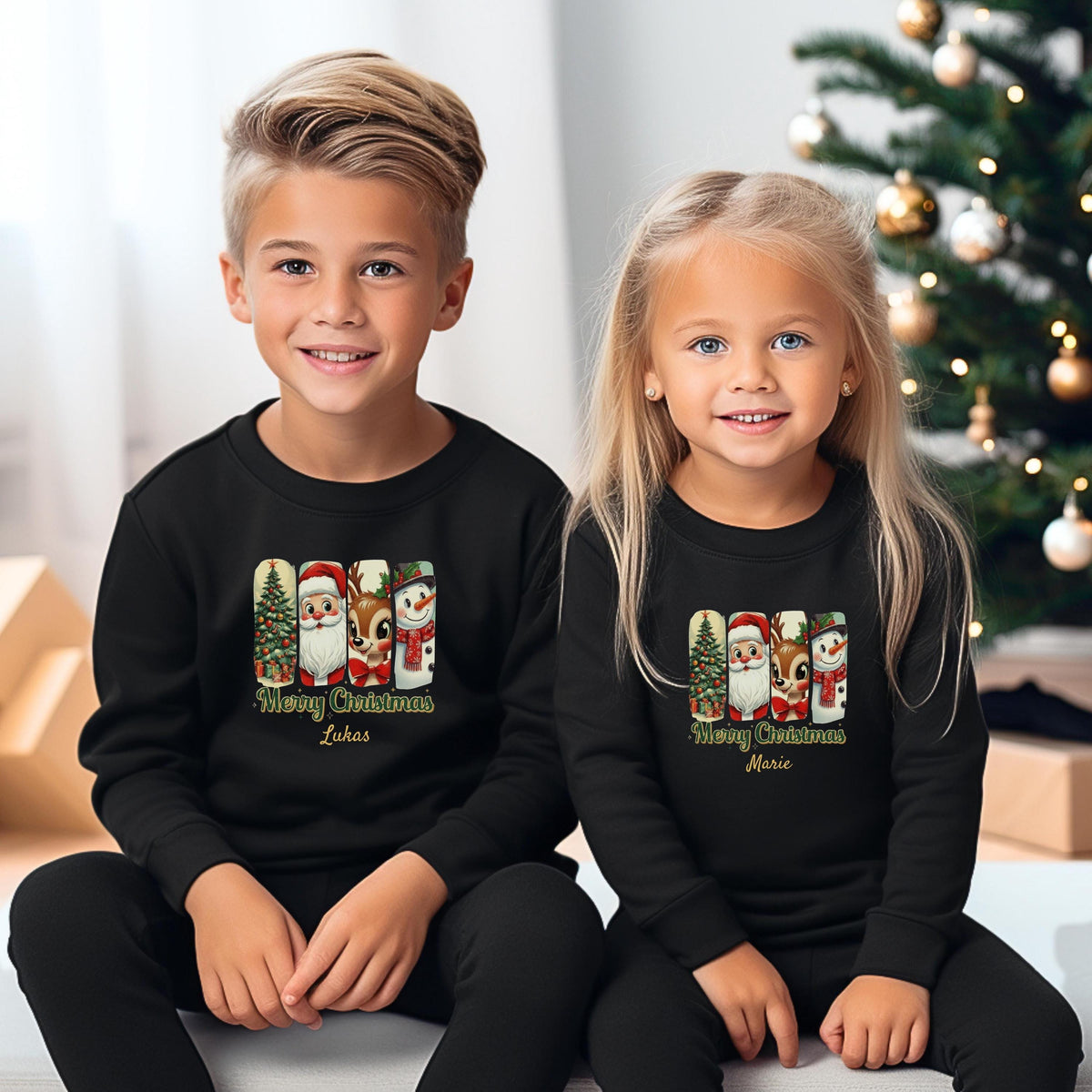 Personalisierter Weihnachtspullover Familie mit Retro-Motiv: Weihnachtsbaum, Weihnachtsmann, Rentier und Schneemann im klassischen Design. Perfekt als Partnerlook Weihnachten für Eltern, Kinder und Babys. Ideal für Geschwister-Outfits, Familienfotos, Heiligabend oder als liebevolles Weihnachtsgeschenk. Der festliche Sweater im Vintage-Stil mit „Merry Christmas“-Schriftzug lässt nostalgische Weihnachtsgefühle aufleben. Hochwertig bedruckt, personalisierbar mit Namen und nachhaltig produziert.
