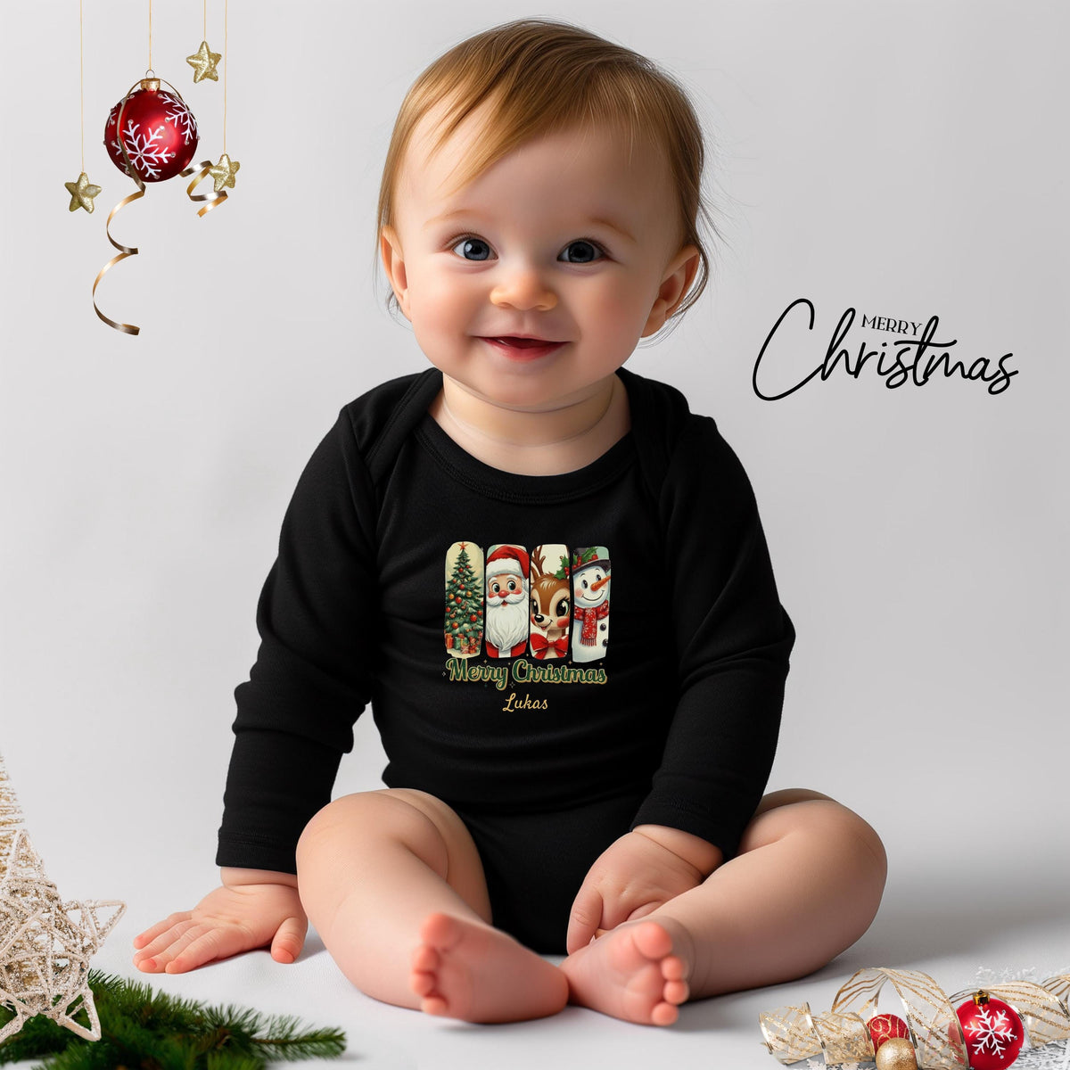 Personalisierter Weihnachtspullover Familie mit Retro-Motiv: Weihnachtsbaum, Weihnachtsmann, Rentier und Schneemann im klassischen Design. Perfekt als Partnerlook Weihnachten für Eltern, Kinder und Babys. Ideal für Geschwister-Outfits, Familienfotos, Heiligabend oder als liebevolles Weihnachtsgeschenk. Der festliche Sweater im Vintage-Stil mit „Merry Christmas“-Schriftzug lässt nostalgische Weihnachtsgefühle aufleben. Hochwertig bedruckt, personalisierbar mit Namen und nachhaltig produziert.