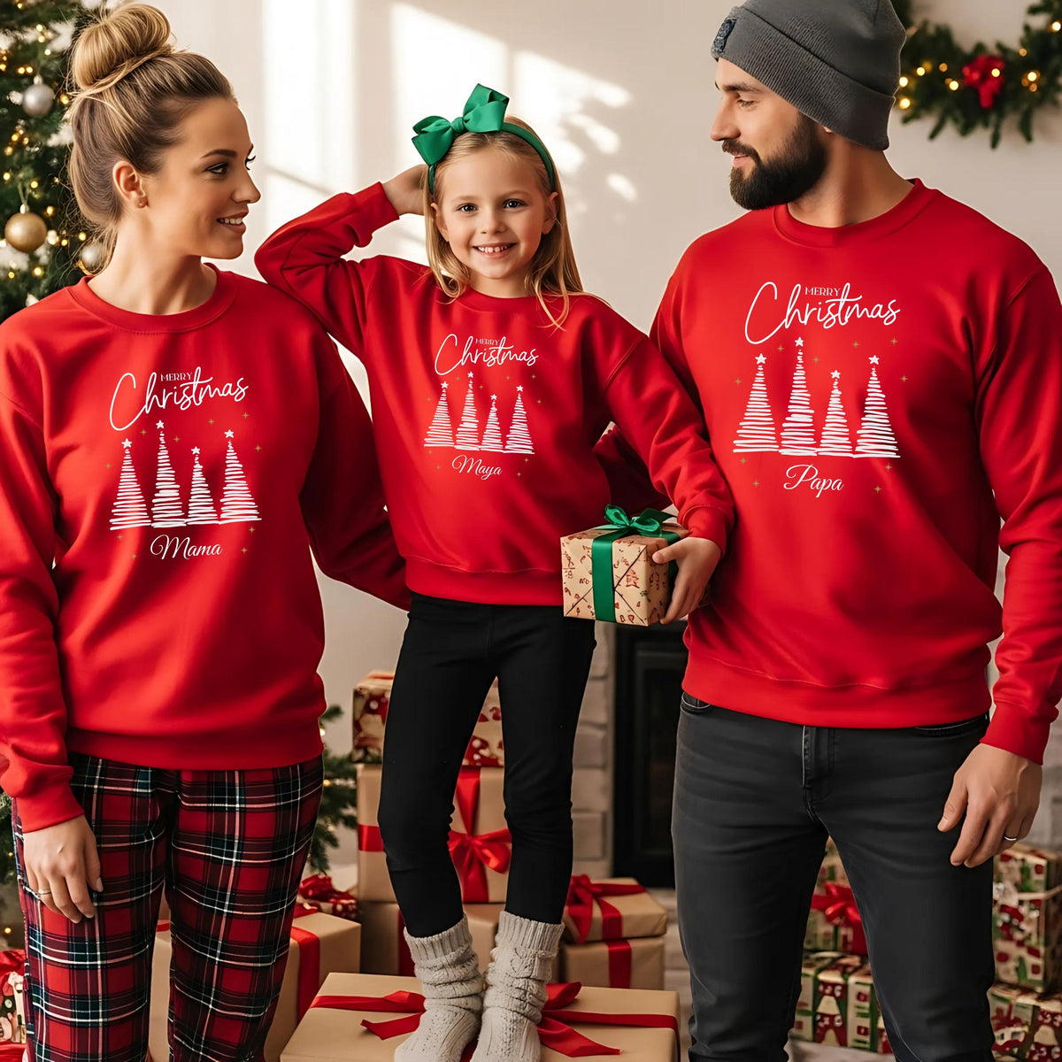 Personalisierter Weihnachtspullover Familie mit Tannenbaum-Motiv – festlicher Weihnachtslook mit Namen. Weihnachtsoutfit Weihnachten für Eltern und Kinder, ideal als Partnerlook, Geschwisteroutfit oder Familienpullover. Mit „Merry Christmas“-Schriftzug und modernen Weihnachtsbäumen. Geschenkidee für Heiligabend, Familienfotos, Weihnachtsfeier oder festliche Anlässe. Hochwertig und personalisierbar. Familienoutfit Weihnachten Pullover Matching Outfit Weihnachten Weihnachtspullover Familie
