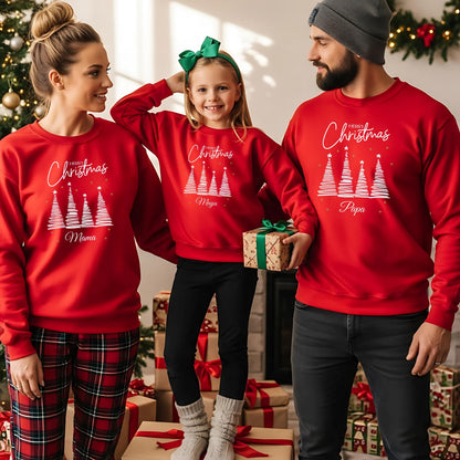Personalisierter Weihnachtspullover Familie mit Tannenbaum-Motiv – festlicher Weihnachtslook mit Namen. Weihnachtsoutfit Weihnachten für Eltern und Kinder, ideal als Partnerlook, Geschwisteroutfit oder Familienpullover. Mit „Merry Christmas“-Schriftzug und modernen Weihnachtsbäumen. Geschenkidee für Heiligabend, Familienfotos, Weihnachtsfeier oder festliche Anlässe. Hochwertig und personalisierbar. Familienoutfit Weihnachten Pullover Matching Outfit Weihnachten Weihnachtspullover Familie