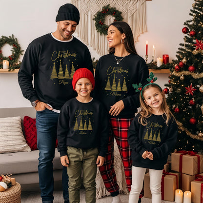 Personalisierter Weihnachtspullover Familie mit Tannenbaum-Motiv – festlicher Weihnachtslook mit Namen. Weihnachtsoutfit Weihnachten für Eltern und Kinder, ideal als Partnerlook, Geschwisteroutfit oder Familienpullover. Mit „Merry Christmas“-Schriftzug und modernen Weihnachtsbäumen. Geschenkidee für Heiligabend, Familienfotos, Weihnachtsfeier oder festliche Anlässe. Hochwertig und personalisierbar. Familienoutfit Weihnachten Pullover Matching Outfit Weihnachten Weihnachtspullover Familie