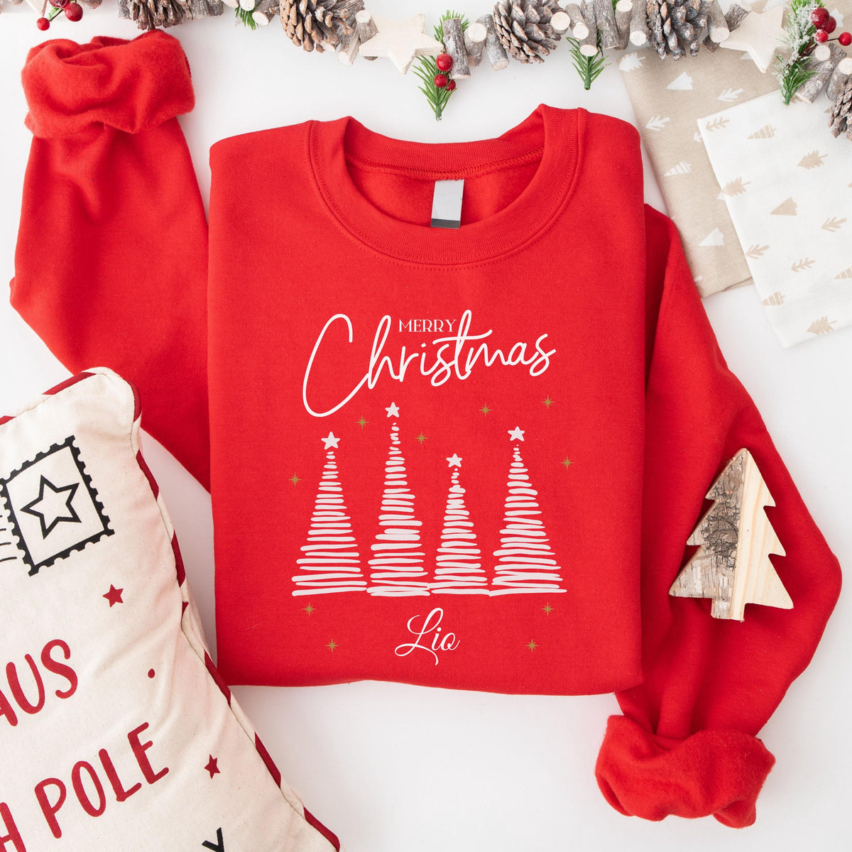 Personalisierter Weihnachtspullover Familie mit Tannenbaum-Motiv – festlicher Weihnachtslook mit Namen. Weihnachtsoutfit Weihnachten für Eltern und Kinder, ideal als Partnerlook, Geschwisteroutfit oder Familienpullover. Mit „Merry Christmas“-Schriftzug und modernen Weihnachtsbäumen. Geschenkidee für Heiligabend, Familienfotos, Weihnachtsfeier oder festliche Anlässe. Hochwertig und personalisierbar. Familienoutfit Weihnachten Pullover Matching Outfit Weihnachten Weihnachtspullover Familie