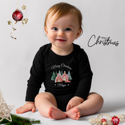 Personalisierter Weihnachtspullover Familie mit verschneitem Weihnachtsdorf, roten Häusern, Tannenwald und nostalgischem Truck – festliches Design mit „Merry Christmas“-Schriftzug. Familienoutfit Weihnachten für Eltern, Kinder & Babys im Partnerlook. Ideal als personalisiertes Weihnachtsgeschenk, Geschwister-Outfit, für Heiligabend, Familienfotos oder als Matching Look. Hochwertig bedruckt, kuschelig und mit Namen individualisierbar – für unvergessliche Weihnachtsmomente.