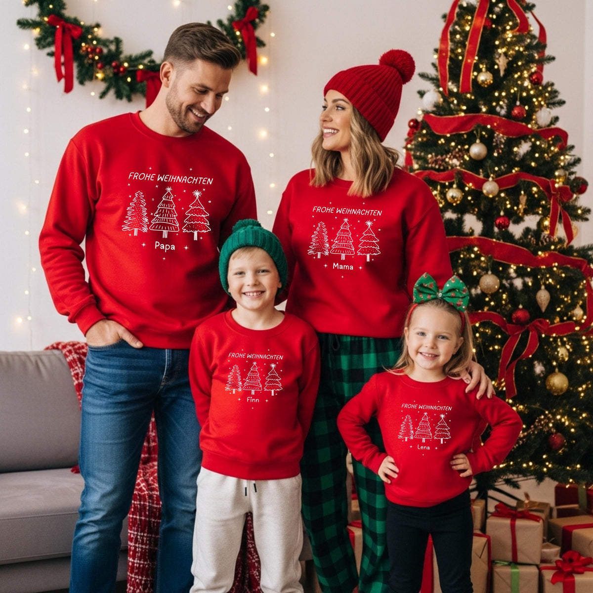 Personalisierter Weihnachtspullover Familie mit Tannenbaum-Motiv – Partnerlook Weihnachten für Eltern, Kinder und Babys. Weihnachtsoutfit mit handgezeichneten Weihnachtsbäumen, Frohe-Weihnachten-Schriftzug und personalisierbarem Namen. Ideal als Geschwister-Outfit, Familienlook für Heiligabend, Adventszeit oder Weihnachtsfeier. Familienoutfit Weihnachten mit personalisiertem Namen – warm, hochwertig bedruckt und ein liebevolles Geschenk für Mama, Papa oder Kinder zu Weihnachten.
