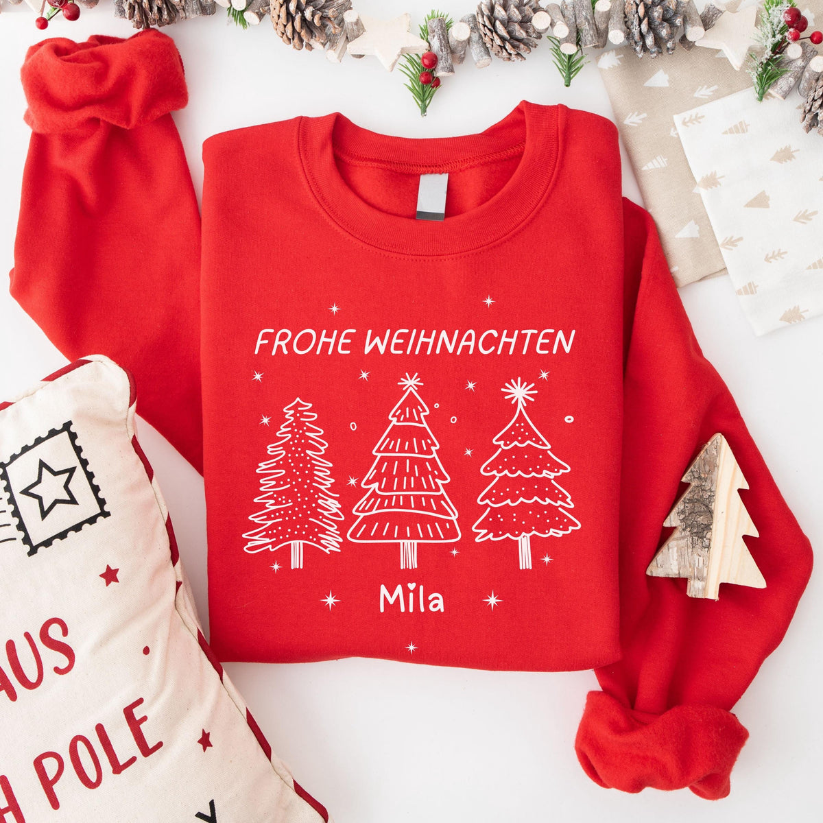 Personalisierter Weihnachtspullover Familie mit Tannenbaum-Motiv – Partnerlook Weihnachten für Eltern, Kinder und Babys. Weihnachtsoutfit mit handgezeichneten Weihnachtsbäumen, Frohe-Weihnachten-Schriftzug und personalisierbarem Namen. Ideal als Geschwister-Outfit, Familienlook für Heiligabend, Adventszeit oder Weihnachtsfeier. Familienoutfit Weihnachten mit personalisiertem Namen – warm, hochwertig bedruckt und ein liebevolles Geschenk für Mama, Papa oder Kinder zu Weihnachten.
