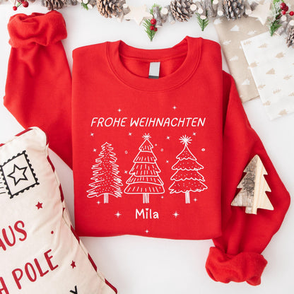 Personalisierter Weihnachtspullover Familie mit Tannenbaum-Motiv – Partnerlook Weihnachten für Eltern, Kinder und Babys. Weihnachtsoutfit mit handgezeichneten Weihnachtsbäumen, Frohe-Weihnachten-Schriftzug und personalisierbarem Namen. Ideal als Geschwister-Outfit, Familienlook für Heiligabend, Adventszeit oder Weihnachtsfeier. Familienoutfit Weihnachten mit personalisiertem Namen – warm, hochwertig bedruckt und ein liebevolles Geschenk für Mama, Papa oder Kinder zu Weihnachten.