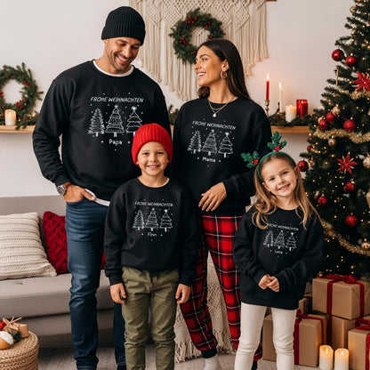 Personalisierter Weihnachtspullover Familie mit Tannenbaum-Motiv – Partnerlook Weihnachten für Eltern, Kinder und Babys. Weihnachtsoutfit mit handgezeichneten Weihnachtsbäumen, Frohe-Weihnachten-Schriftzug und personalisierbarem Namen. Ideal als Geschwister-Outfit, Familienlook für Heiligabend, Adventszeit oder Weihnachtsfeier. Familienoutfit Weihnachten mit personalisiertem Namen – warm, hochwertig bedruckt und ein liebevolles Geschenk für Mama, Papa oder Kinder zu Weihnachten.
