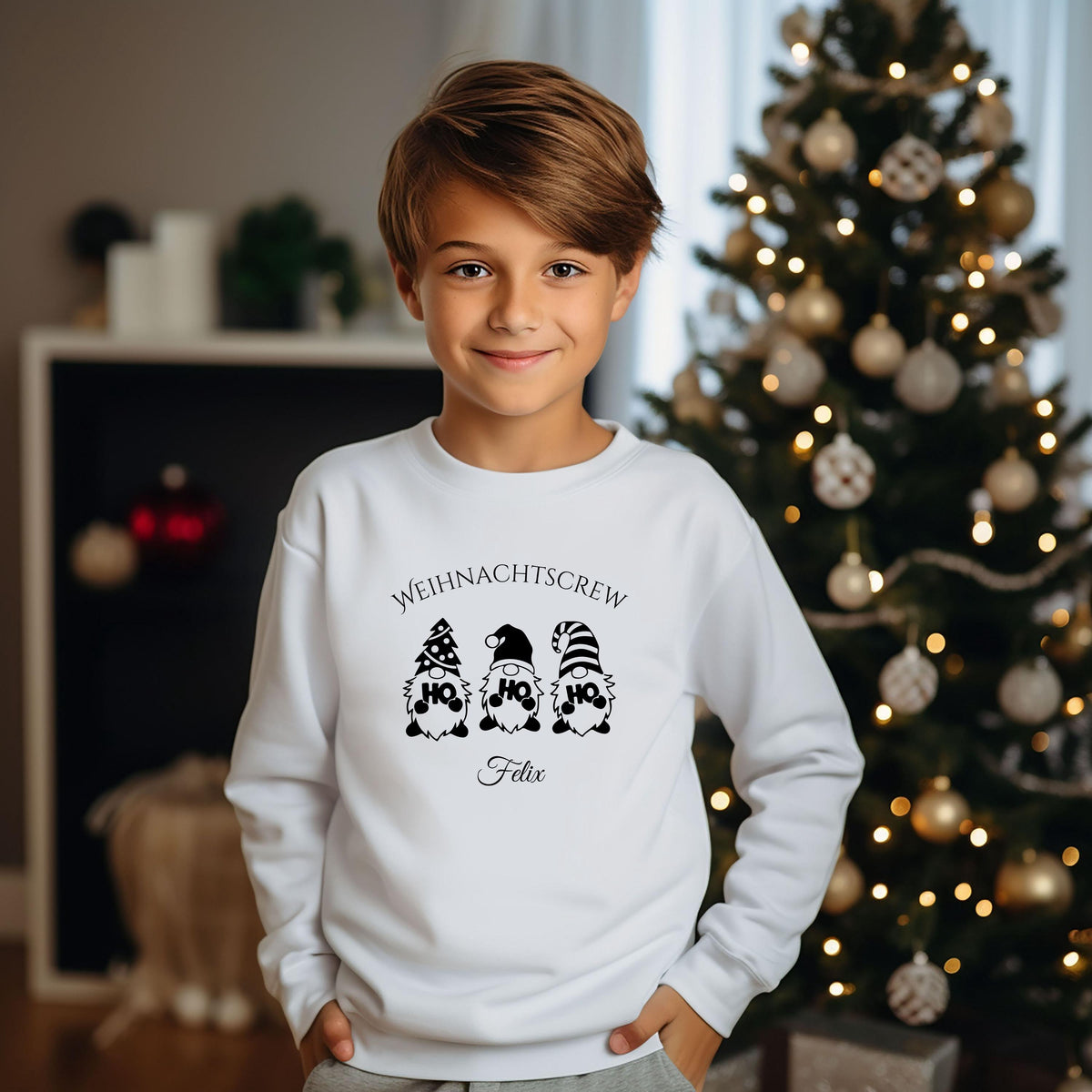 Personalisierter Weihnachtspullover Familie mit Wichtelmotiv und Schriftzug „Weihnachtscrew“. Festlicher Partnerlook für Eltern, Kinder und Babys, ideal für Familienfotos, Heiligabend oder gemütliche Feiertage. Das liebevolle Design mit Weihnachtswichteln steht für Zusammenhalt und Weihnachtsfreude. Perfektes Familienoutfit oder Geschenkidee zu Weihnachten egal ob für Mama Papa oder Geschwister. Bringt festliche Stimmung und ein Lächeln auf jedes Weihnachtsfoto Weihnachtspullover Familienoutfit