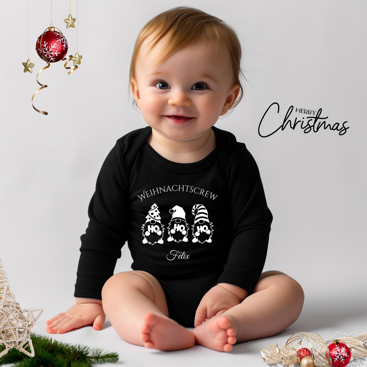 Personalisierter Weihnachtspullover Familie mit Wichtelmotiv und Schriftzug „Weihnachtscrew“. Festlicher Familienlook für Kinder, Babys, Mama & Papa – perfekt für Familienfotos, Heiligabend oder entspannte Feiertage. Das detailverliebte Wichteldesign sorgt für Zusammenhalt und Weihnachtsfreude. Ob als Familienoutfit oder Geschenkidee – dieser Weihnachtspullover bringt Weihnachtszauber und ein Lächeln auf jedes Festtagsfoto.