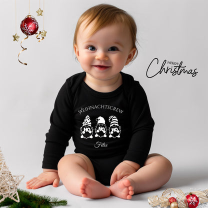 Personalisierter Weihnachtspullover Familie mit Wichtelmotiv und Schriftzug „Weihnachtscrew“. Festlicher Familienlook für Kinder, Babys, Mama & Papa – perfekt für Familienfotos, Heiligabend oder entspannte Feiertage. Das detailverliebte Wichteldesign sorgt für Zusammenhalt und Weihnachtsfreude. Ob als Familienoutfit oder Geschenkidee – dieser Weihnachtspullover bringt Weihnachtszauber und ein Lächeln auf jedes Festtagsfoto.