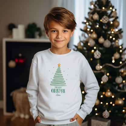 Personalisierter Weihnachtspullover Familie mit modernem Weihnachtsbaum in Gold – ideal als festlicher Partnerlook für Eltern, Kinder und Babys. Das elegante Design mit „Merry Christmas“-Schriftzug ist erhältlich als Pullover, T-Shirt oder Body, personalisierbar mit Namen. Perfekt für Weihnachtsfotos, Heiligabend, Familienfeste, als Geschenkidee oder Geschwister-Outfit. Hochwertige Weihnachtskleidung, nachhaltig produziert – für stilvolle Familien, die Weihnachten gemeinsam feiern.