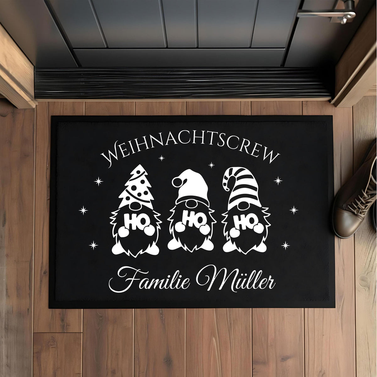 Personalisierte Fußmatte mit Weihnachtsdesign „Weihnachtscrew“ – drei Gnome mit HO HO HO-Motiven und Wunschname der Familie darunter. Diese schwarze Weihnachtsfußmatte ist rutschfest, wetterbeständig und ideal als individuelle Fußmatte für den Eingangsbereich zu Weihnachten. Perfekt als Geschenkidee für Familien, als Weihnachts-Willkommensmatte oder Türmatte mit Namen. Ein festlicher Blickfang für alle, die Weihnachten lieben und den Eingangsbereich dekorativ und persönlich gestalten wollen.