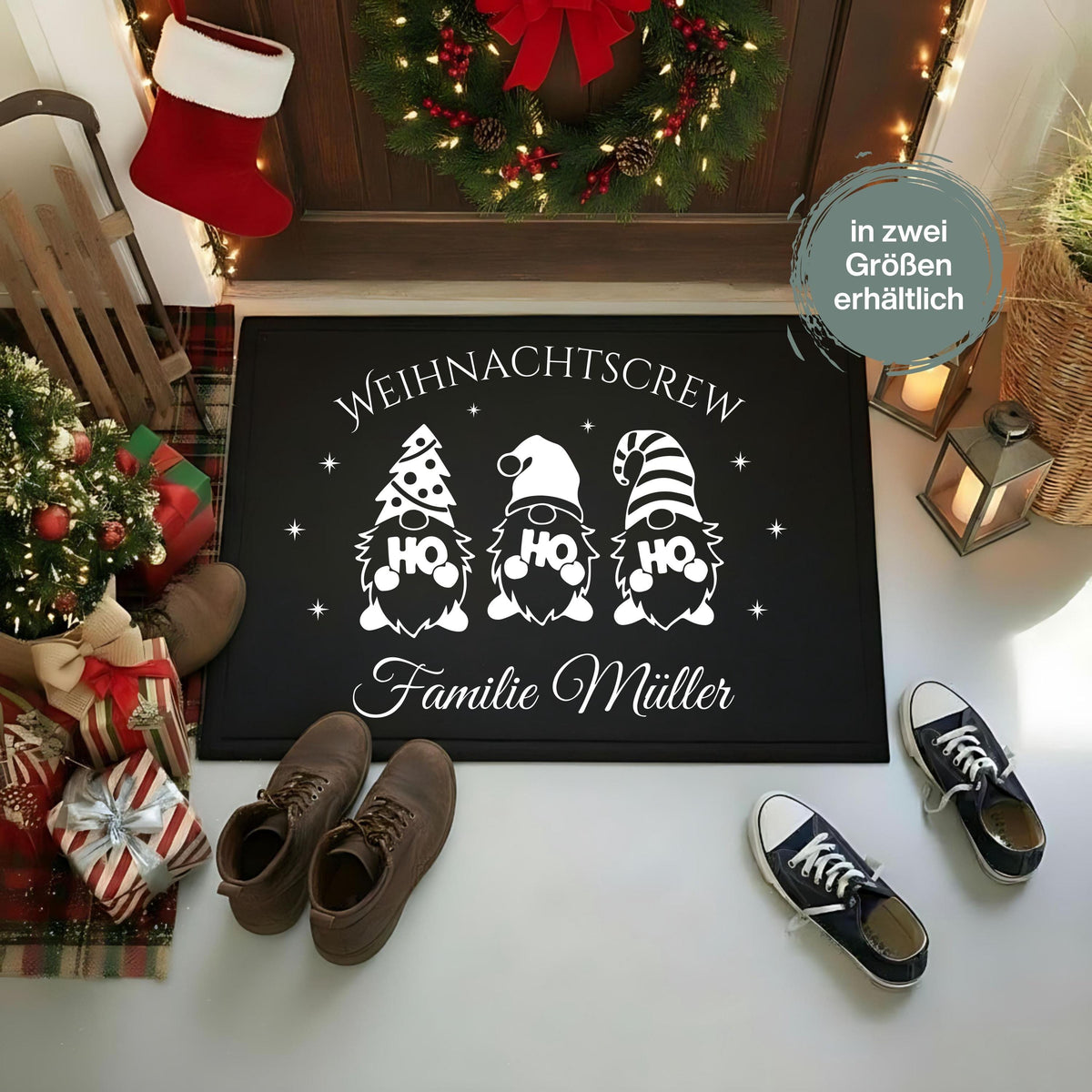 Personalisierte Fußmatte mit Weihnachtsdesign „Weihnachtscrew“ – drei Gnome mit HO HO HO-Motiven und Wunschname der Familie darunter. Diese schwarze Weihnachtsfußmatte ist rutschfest, wetterbeständig und ideal als individuelle Fußmatte für den Eingangsbereich zu Weihnachten. Perfekt als Geschenkidee für Familien, als Weihnachts-Willkommensmatte oder Türmatte mit Namen. Ein festlicher Blickfang für alle, die Weihnachten lieben und den Eingangsbereich dekorativ und persönlich gestalten wollen.