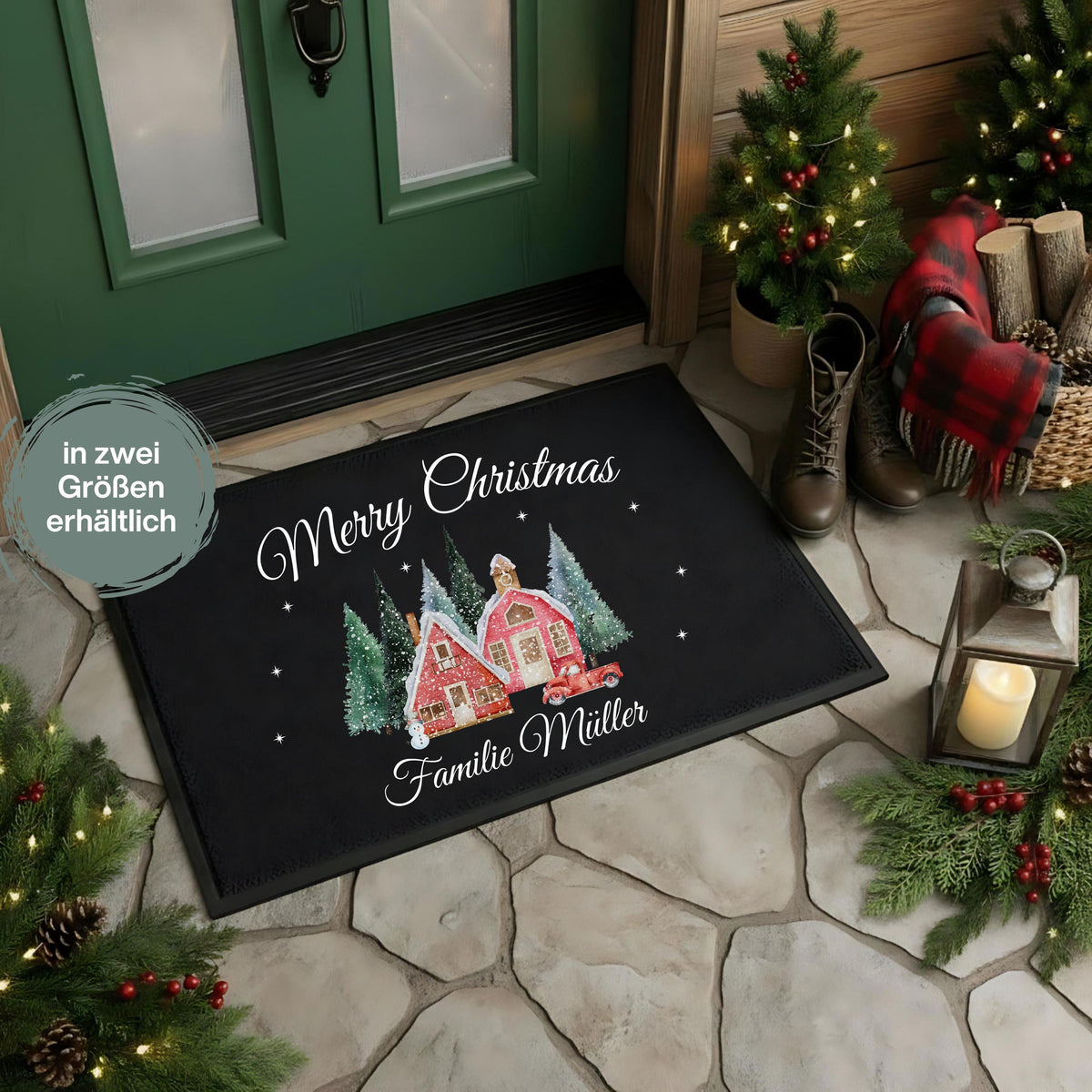 Personalisierte Weihnachtsfußmatte „Merry Christmas“ mit dem Familiennamen Müller vor einer grünen Haustür auf Steinplatten. Zwei rote Winterhäuser, verschneite Tannen, Sterne und ein rotes Auto schmücken die schwarze Türmatte. Kleine Weihnachtsbäume, Stiefel, Holzkorb, Karodecke und Kerzenlaterne rahmen das Foto. Die rechteckige Fußmatte mit Gummirand ist in 40 × 60 und 50 × 70 cm erhältlich. Oberfläche aus 100 % Polypropylen, für Innenräume und geschützte Außenbereiche; einfach absaugen oder abwischen.
