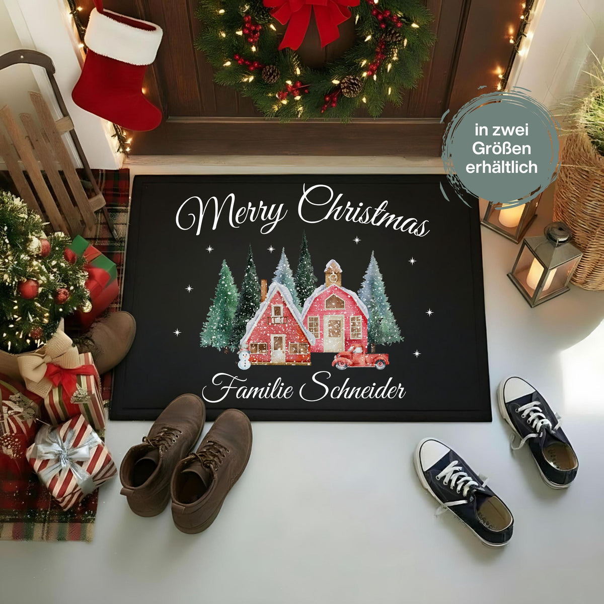 Personalisierte Weihnachtsfußmatte mit „Merry Christmas“ und „Familie Schneider“ vor einer festlich geschmückten Haustür. Auf der schwarzen Türmatte stehen zwei rote, verschneite Winterhäuser zwischen Tannen, Sternen und einem roten Auto. Schuhe, Geschenke, Laternen und Weihnachtskranz zeigen die Matte im Eingangsbereich. Erhältlich in 40 × 60 oder 50 × 70 cm, mit Oberfläche aus 100 % Polypropylen und Gummirand. Individuelle Weihnachtsdeko mit Familiennamen für Innenräume und geschützte Außenbereiche.