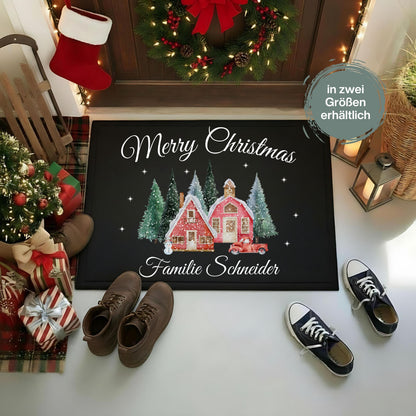 Personalisierte Weihnachtsfußmatte mit „Merry Christmas“ und „Familie Schneider“ vor einer festlich geschmückten Haustür. Auf der schwarzen Türmatte stehen zwei rote, verschneite Winterhäuser zwischen Tannen, Sternen und einem roten Auto. Schuhe, Geschenke, Laternen und Weihnachtskranz zeigen die Matte im Eingangsbereich. Erhältlich in 40 × 60 oder 50 × 70 cm, mit Oberfläche aus 100 % Polypropylen und Gummirand. Individuelle Weihnachtsdeko mit Familiennamen für Innenräume und geschützte Außenbereiche.