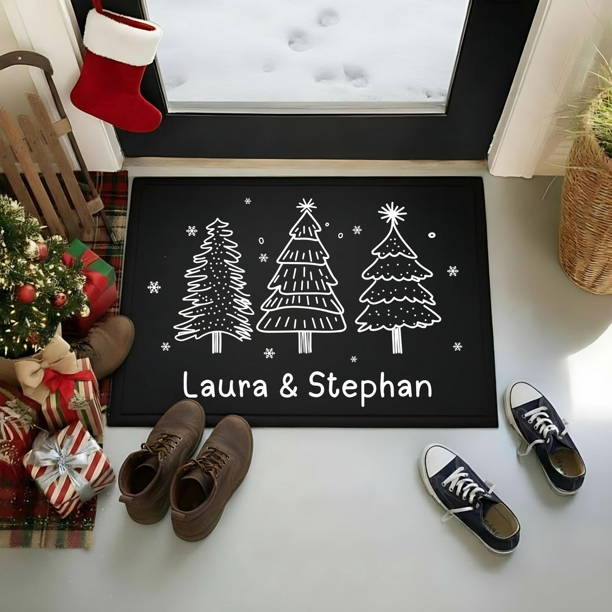 Personalisierte Fußmatte Weihnachten mit Wunschname – liebevoll gestaltete Weihnachtsfußmatte für Familie oder Paare. Diese festliche Türmatte bringt mit winterlichem Tannenbaum-Motiv und Wunschtext Weihnachtsstimmung vor die Haustür. Ideal als Weihnachtsmatte, individuelle Fußmatte mit Namen oder Geschenkidee zu Nikolaus und Advent. Rutschfest, pflegeleicht und in zwei Größen – perfekt für Innenbereich, Flur oder Wohnungstür. Personalisierte Weihnachtsfußmatte mit Namen | Türmatte Weihnachten