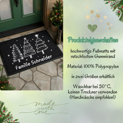 Personalisierte Fußmatte Weihnachten mit Wunschname – liebevoll gestaltete Weihnachtsfußmatte für Familie oder Paare. Diese festliche Türmatte bringt mit winterlichem Tannenbaum-Motiv und Wunschtext Weihnachtsstimmung vor die Haustür. Ideal als Weihnachtsmatte, individuelle Fußmatte mit Namen oder Geschenkidee zu Nikolaus und Advent. Rutschfest, pflegeleicht und in zwei Größen – perfekt für Innenbereich, Flur oder Wohnungstür. Personalisierte Weihnachtsfußmatte mit Namen | Türmatte Weihnachten