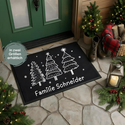 Personalisierte Fußmatte Weihnachten mit Wunschname – liebevoll gestaltete Weihnachtsfußmatte für Familie oder Paare. Diese festliche Türmatte bringt mit winterlichem Tannenbaum-Motiv und Wunschtext Weihnachtsstimmung vor die Haustür. Ideal als Weihnachtsmatte, individuelle Fußmatte mit Namen oder Geschenkidee zu Nikolaus und Advent. Rutschfest, pflegeleicht und in zwei Größen – perfekt für Innenbereich, Flur oder Wohnungstür. Personalisierte Weihnachtsfußmatte mit Namen | Türmatte Weihnachten