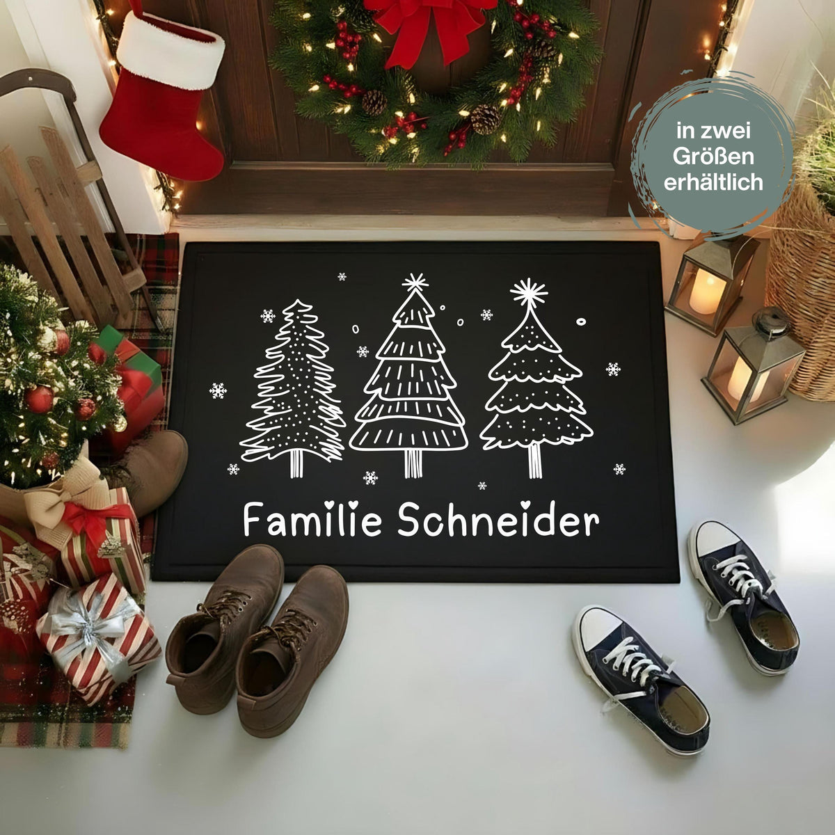 Personalisierte Fußmatte Weihnachten mit Wunschname – liebevoll gestaltete Weihnachtsfußmatte für Familie oder Paare. Diese festliche Türmatte bringt mit winterlichem Tannenbaum-Motiv und Wunschtext Weihnachtsstimmung vor die Haustür. Ideal als Weihnachtsmatte, individuelle Fußmatte mit Namen oder Geschenkidee zu Nikolaus und Advent. Rutschfest, pflegeleicht und in zwei Größen – perfekt für Innenbereich, Flur oder Wohnungstür. Personalisierte Weihnachtsfußmatte mit Namen | Türmatte Weihnachten