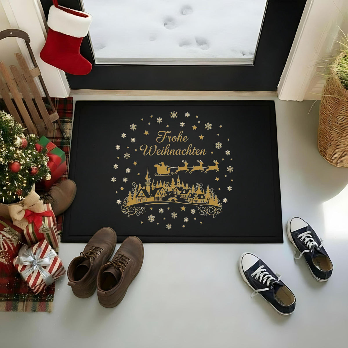 Schwarze Fußmatte mit elegantem Weihnachtsmotiv: In der Mitte ein verträumtes Winterdorf mit Kirche, Häusern und verschneiten Bäumen, darüber fliegt der Weihnachtsmann mit Schlitten und Rentieren durch den Sternenhimmel. Umrahmt von goldenen Schneeflocken und dem Schriftzug „Frohe Weihnachten“. Die Matte bringt festliche Stimmung in jeden Eingangsbereich – ideal für Flur, Wohnungstür oder Hausflur. Hochwertige Türmatte Weihnachten als stilvolle Dekoration für die Winterzeit.