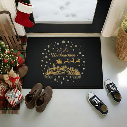 Schwarze Fußmatte mit elegantem Weihnachtsmotiv: In der Mitte ein verträumtes Winterdorf mit Kirche, Häusern und verschneiten Bäumen, darüber fliegt der Weihnachtsmann mit Schlitten und Rentieren durch den Sternenhimmel. Umrahmt von goldenen Schneeflocken und dem Schriftzug „Frohe Weihnachten“. Die Matte bringt festliche Stimmung in jeden Eingangsbereich – ideal für Flur, Wohnungstür oder Hausflur. Hochwertige Türmatte Weihnachten als stilvolle Dekoration für die Winterzeit.