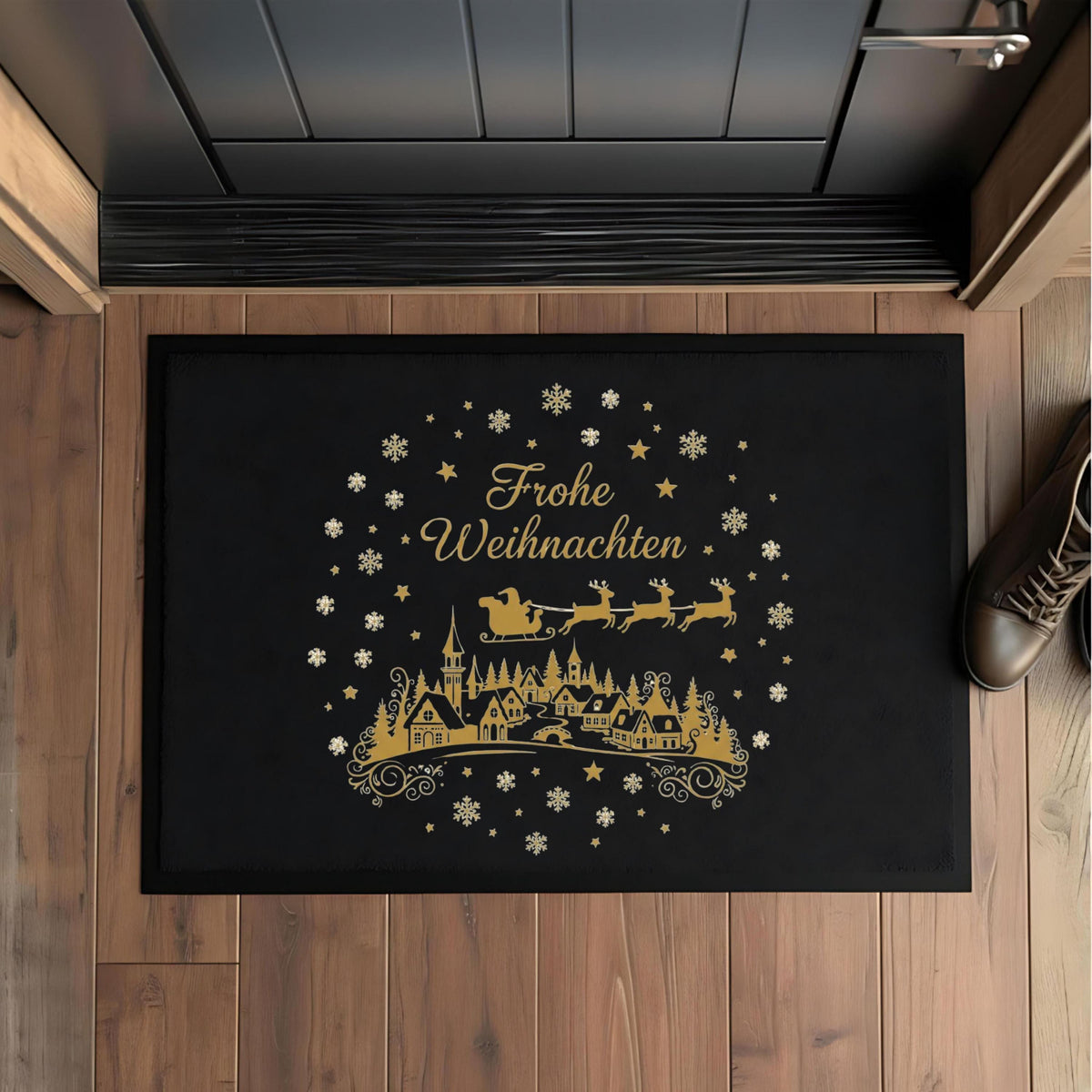 Schwarze Fußmatte mit elegantem Weihnachtsmotiv: In der Mitte ein verträumtes Winterdorf mit Kirche, Häusern und verschneiten Bäumen, darüber fliegt der Weihnachtsmann mit Schlitten und Rentieren durch den Sternenhimmel. Umrahmt von goldenen Schneeflocken und dem Schriftzug „Frohe Weihnachten“. Die Matte bringt festliche Stimmung in jeden Eingangsbereich – ideal für Flur, Wohnungstür oder Hausflur. Hochwertige Türmatte Weihnachten als stilvolle Dekoration für die Winterzeit.