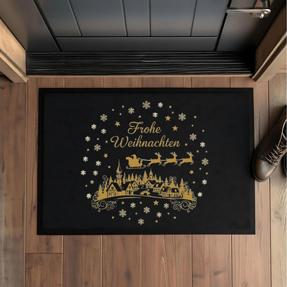 Schwarze Fußmatte mit elegantem Weihnachtsmotiv: In der Mitte ein verträumtes Winterdorf mit Kirche, Häusern und verschneiten Bäumen, darüber fliegt der Weihnachtsmann mit Schlitten und Rentieren durch den Sternenhimmel. Umrahmt von goldenen Schneeflocken und dem Schriftzug „Frohe Weihnachten“. Die Matte bringt festliche Stimmung in jeden Eingangsbereich – ideal für Flur, Wohnungstür oder Hausflur. Hochwertige Türmatte Weihnachten als stilvolle Dekoration für die Winterzeit.