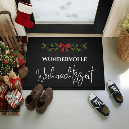 Weihnachtsfußmatte „Wundervolle Weihnachtszeit“ vor einer Glastür mit Schnee und Fußspuren dahinter. Weißer Schriftzug, Beerenzweig und rote Schleife schmücken die schwarze rechteckige Matte. Schuhe, Geschenke, Weihnachtsbaum, Schlitten und Weihnachtsstrumpf ergänzen den Eingangsbereich. Die Matte ist in 40 × 60 und 50 × 70 cm erhältlich, mit Gummirand und Oberfläche aus 100 % Polypropylen. Festliche Weihnachtsdekoration für Flur, Wohnungstür und geschützten Eingang; Geschenk für Familie und Freunde.