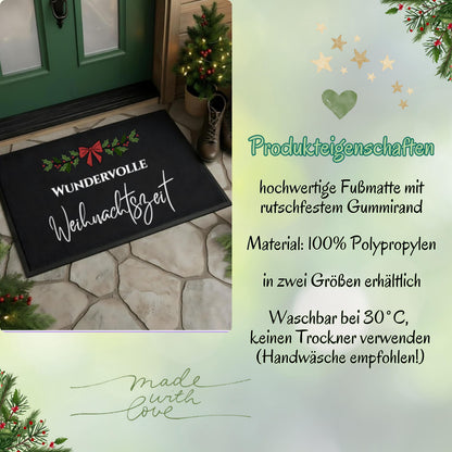 Infografik „Produkteigenschaften“ zur Weihnachtsfußmatte „Wundervolle Weihnachtszeit“. Links ist die schwarze Matte mit weißem Schriftzug, Beerenzweig und roter Schleife vor einer grünen Haustür zu sehen. Rechts nennt die Grafik rutschfesten Gummirand, Material aus 100 % Polypropylen und zwei Größen. Pflege: waschbar bei 30 °C, keinen Trockner verwenden, Handwäsche empfohlen. Hellgrüner Hintergrund mit Sternen, Herz, Tannenzweigen und „made with love“. Festliche Türmatte als Weihnachtsdeko für den Eingang.