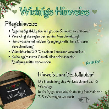 Infografik „Wichtige Hinweise“ zur Weihnachtsfußmatte „Wundervolle Weihnachtszeit“. Pflege: regelmäßig abklopfen, vorsichtig absaugen, bei stärkerer Verschmutzung Handwäsche mit mildem Reinigungsmittel; waschbar bei 30 °C. Keinen Trockner, aggressive Chemikalien oder scharfe Reinigungsmittel verwenden. Zum Bestellablauf nennt die Grafik etwa 1–5 Werktage Herstellung und üblicherweise Versand innerhalb von 2–3 Werktagen. Ein Foto zeigt die schwarze Matte mit Beerenzweig und roter Schleife vor einer Holztür.