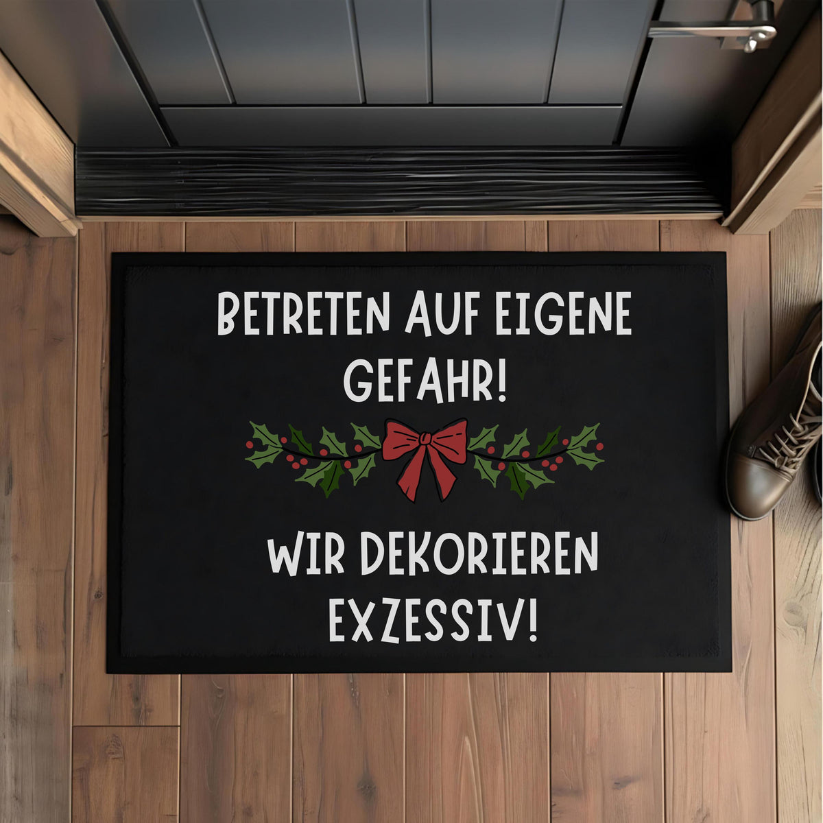 Schwarze Weihnachtsfußmatte mit lustigem Spruch „Betreten auf eigene Gefahr – wir dekorieren exzessiv!“. Ideal als Fußmatte Weihnachten, Türmatte im Eingangsbereich oder als humorvolles Deko-Highlight in der Adventszeit. Die Matte eignet sich perfekt als Geschenkidee für Deko-Fans, Nachbarn oder Kollegen. Wetterfest, rutschfest und pflegeleicht – die perfekte Weihnachts-Willkommensmatte für Wohnungen oder Häuser mit festlicher Stimmung. Ein Blickfang für alle Deko-Enthusiasten zur Winterzeit.
