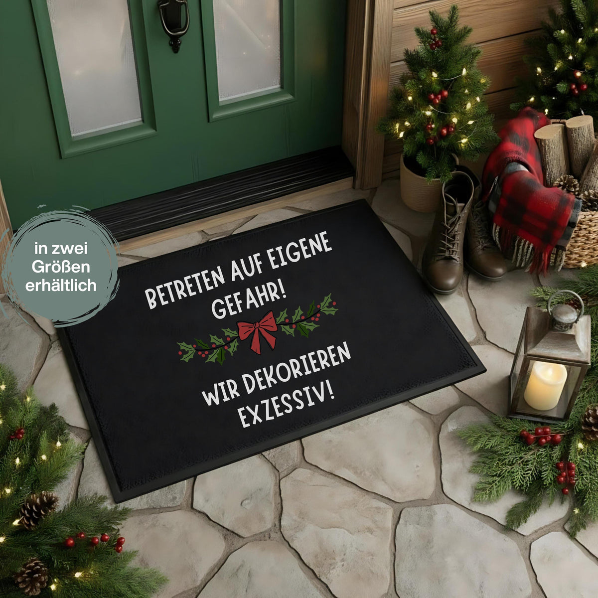 Schwarze Weihnachtsfußmatte mit lustigem Spruch „Betreten auf eigene Gefahr – wir dekorieren exzessiv!“. Ideal als Fußmatte Weihnachten, Türmatte im Eingangsbereich oder als humorvolles Deko-Highlight in der Adventszeit. Die Matte eignet sich perfekt als Geschenkidee für Deko-Fans, Nachbarn oder Kollegen. Wetterfest, rutschfest und pflegeleicht – die perfekte Weihnachts-Willkommensmatte für Wohnungen oder Häuser mit festlicher Stimmung. Ein Blickfang für alle Deko-Enthusiasten zur Winterzeit.