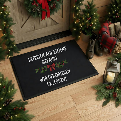 Schwarze Weihnachtsfußmatte mit lustigem Spruch „Betreten auf eigene Gefahr – wir dekorieren exzessiv!“. Ideal als Fußmatte Weihnachten, Türmatte im Eingangsbereich oder als humorvolles Deko-Highlight in der Adventszeit. Die Matte eignet sich perfekt als Geschenkidee für Deko-Fans, Nachbarn oder Kollegen. Wetterfest, rutschfest und pflegeleicht – die perfekte Weihnachts-Willkommensmatte für Wohnungen oder Häuser mit festlicher Stimmung. Ein Blickfang für alle Deko-Enthusiasten zur Winterzeit.